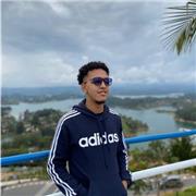 Profesor de Educación física imparte clases de deportes a reforzar